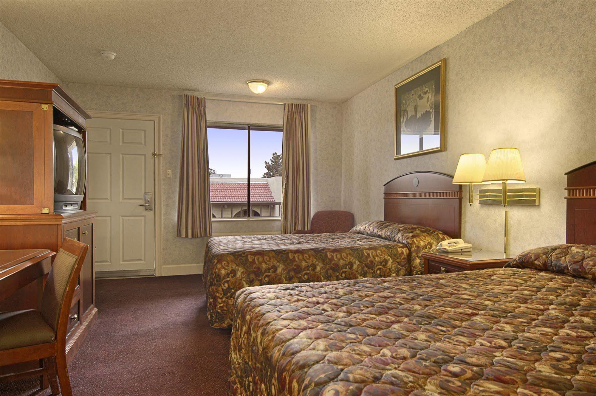 Courtyard Inn North Highlands Ruang foto